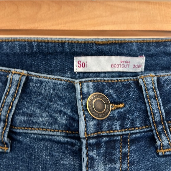 Like new bootcut low rise. Size 3/ 26 regular - Picture 3 of 6